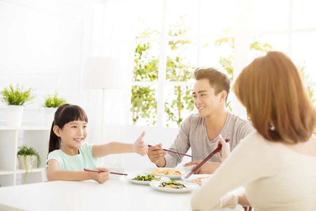 20180222happyfamilyontable.jpg